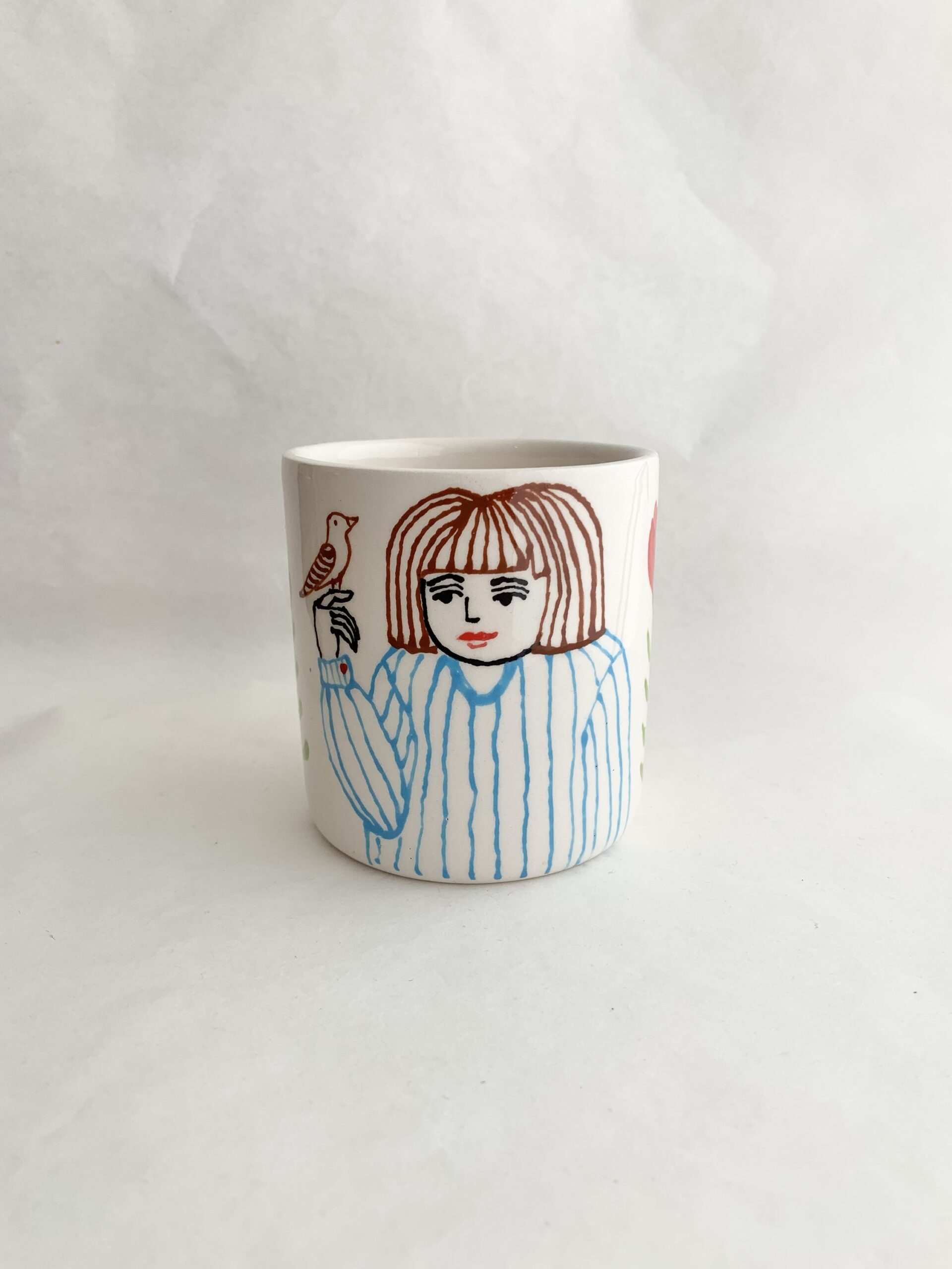 Kop med fugl og pige